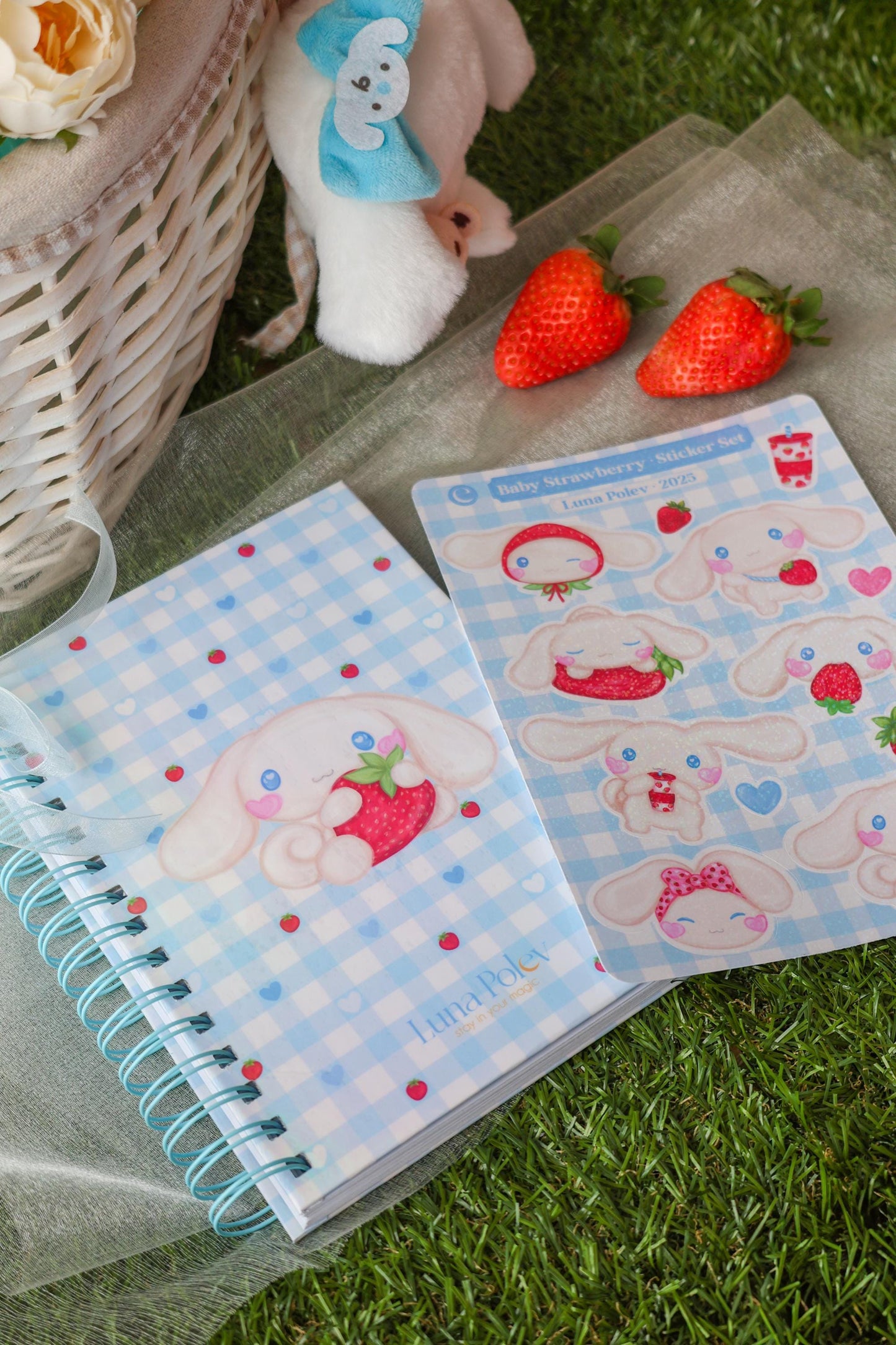 Pack Cuaderno + Página de Pegatinas Strawberry Baby • Página de 12 Pegatinas • Planner Diario