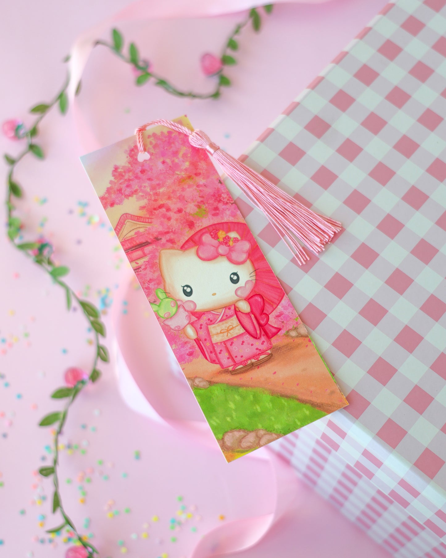 Marcapáginas con Borlitas Sakura Kitty · Papel Nacarado 300gm
