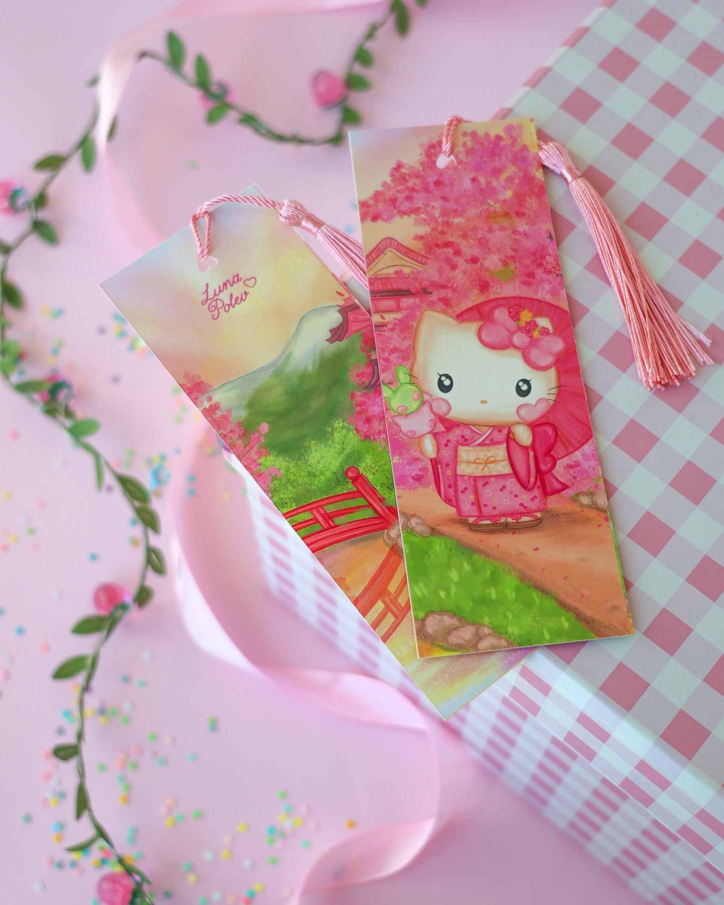 Marcapáginas con Borlitas Sakura Kitty · Papel Nacarado 300gm