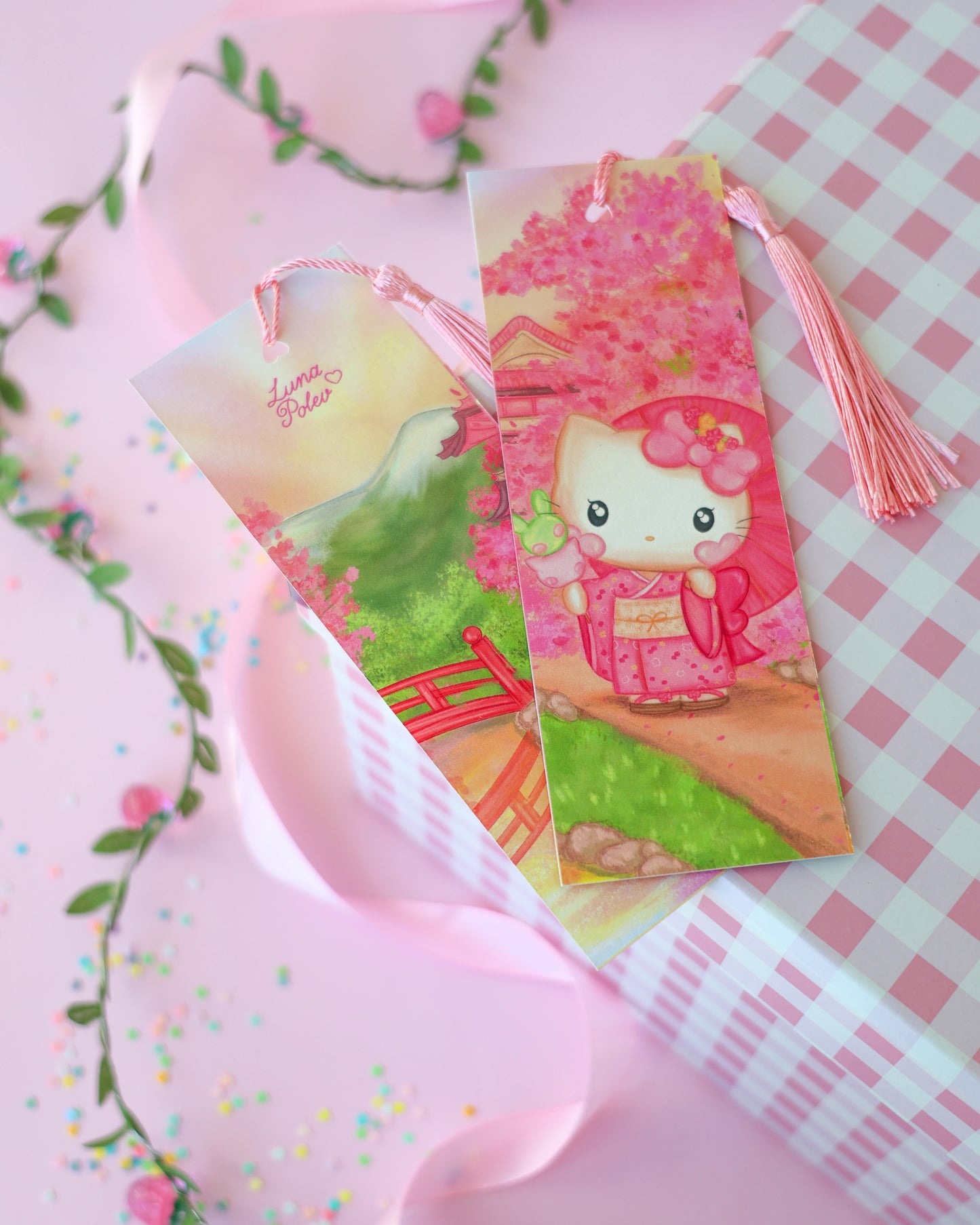 Marcapáginas con Borlitas Sakura Kitty · Papel Nacarado 300gm