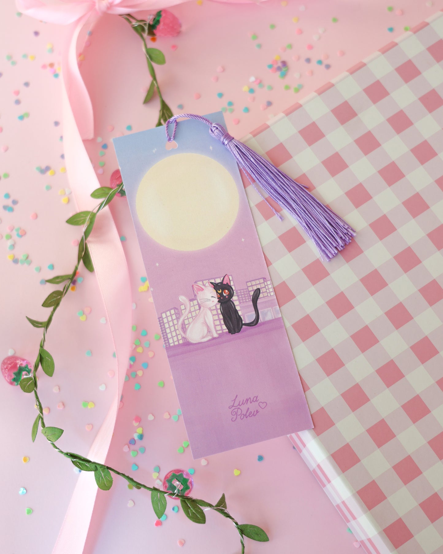 Marcapáginas con Borlitas Moonlight Love · Papel Nacarado 300gm