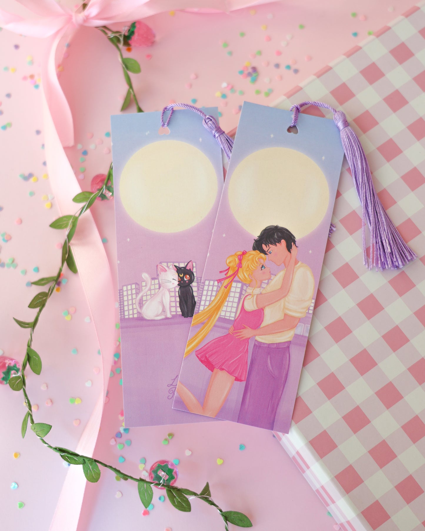 Marcapáginas con Borlitas Moonlight Love · Papel Nacarado 300gm